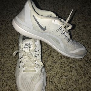 Like New White Nike Tennis Shoes